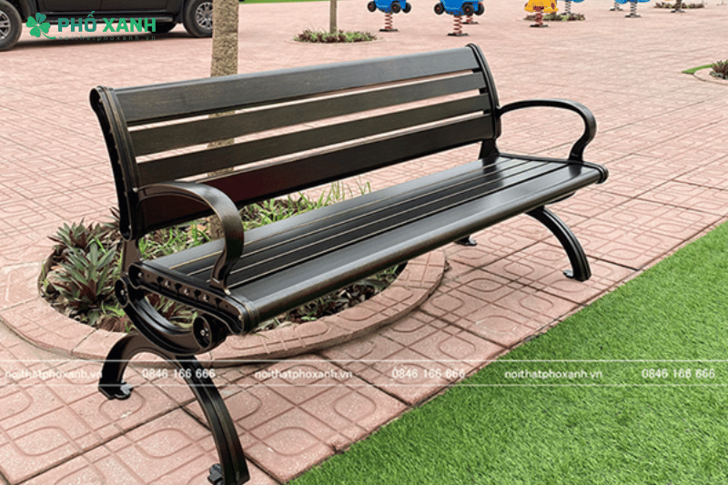 Ghế công viên: Quà tặng ý nghĩa nhân dịp kỷ niệm 20 năm về thăm trường cũ