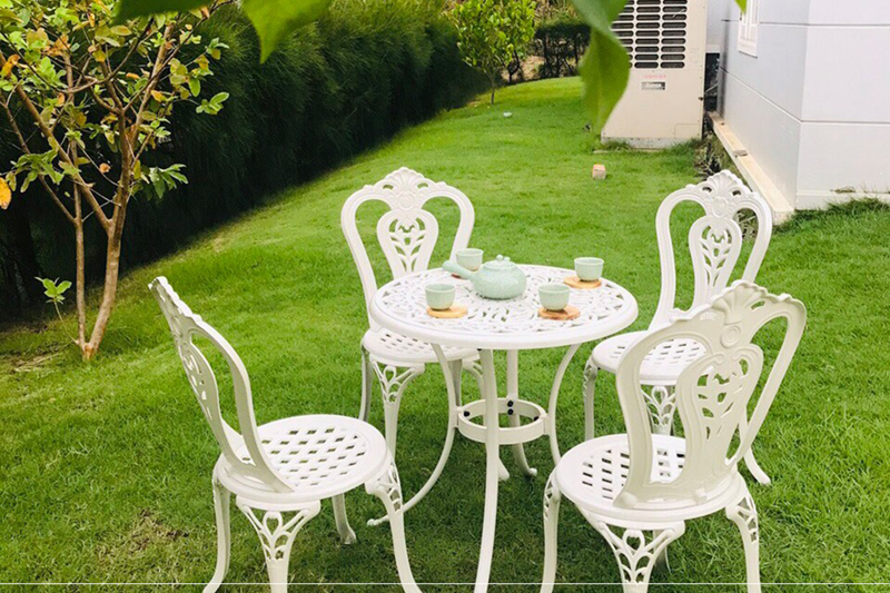 Chất liệu b&agrave;n ghế nh&ocirc;m đ&uacute;c nhỏ ngo&agrave;i trời