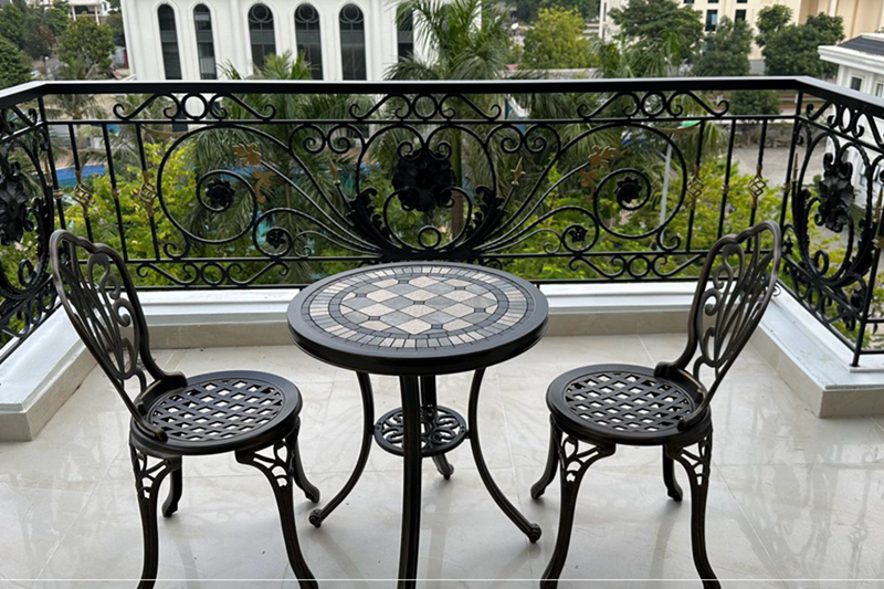 bộ b&agrave;n ghế nh&ocirc;m đ&uacute;c nhỏ mặt đ&aacute;