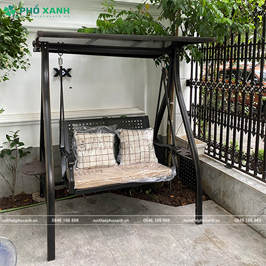 Xích đu sân vườn 2 chỗ ngồi có mái che tích hợp năng lượng mặt trời