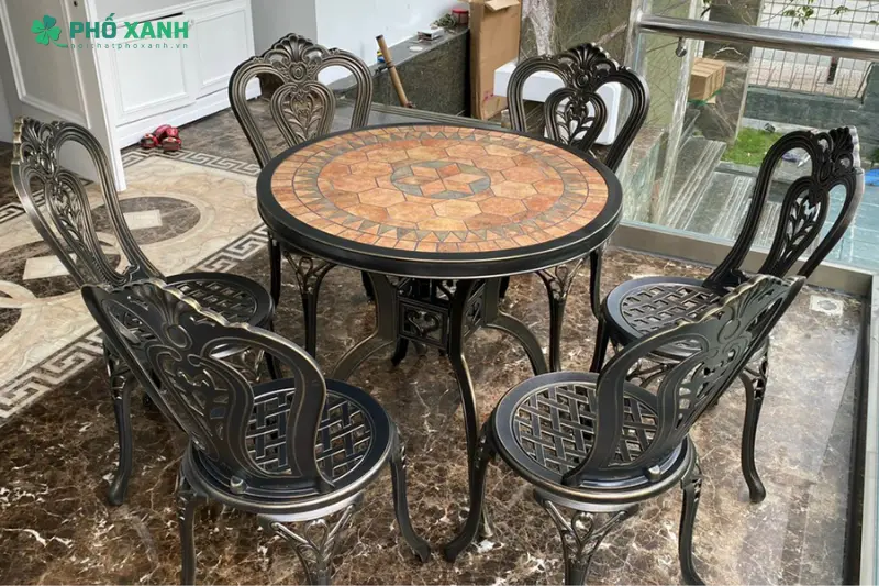 Xu hướng mới trong nội thất t&agrave;u du lịch với b&agrave;n ghế nh&ocirc;m đ&uacute;c